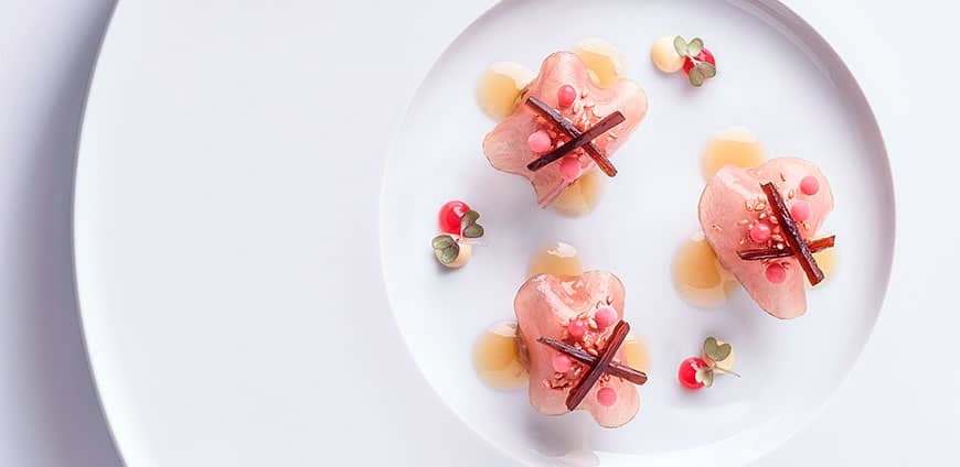 aqua-thunfisch-gaenseleber-eingelegte-wakame-alge-ponzu-geeiste-pflaume-credit-goetz-wrage-1-slider