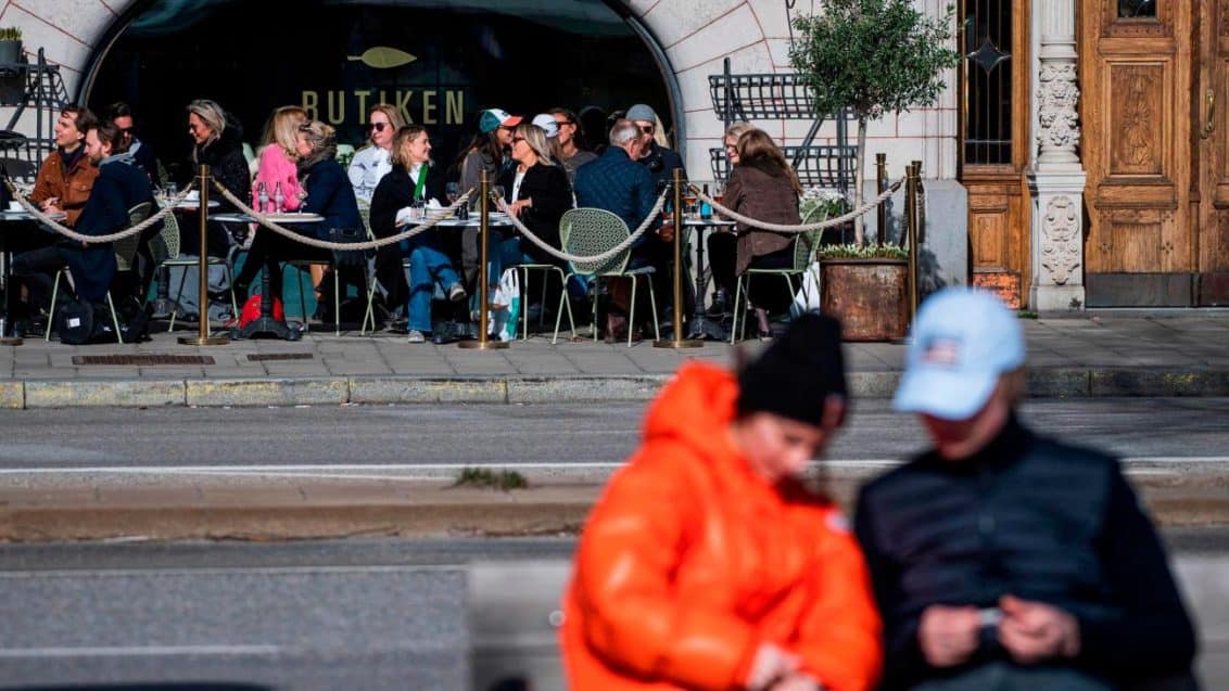 People-gather-at-a-restaurant-n-in-1132x637