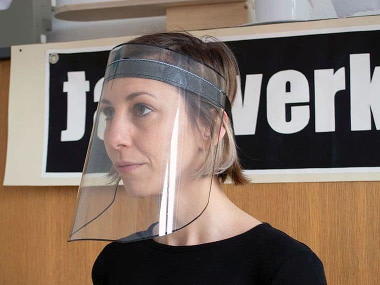 csm_20200327-tagwerk-schutzvisiere-corona-800x600-c-caritas_d6909312dc