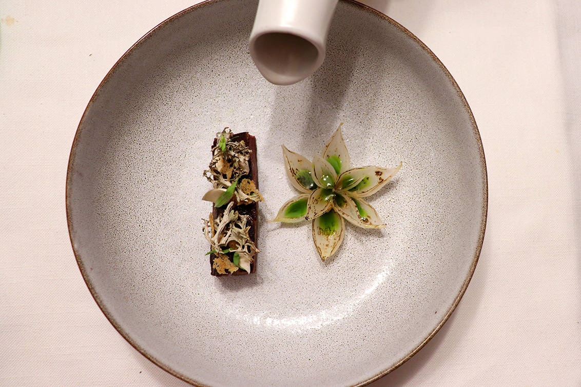 Rib-Finger-karamellisierte-Zwiebel-Estragon-Islandmoos_Sandra-Scheidl_1