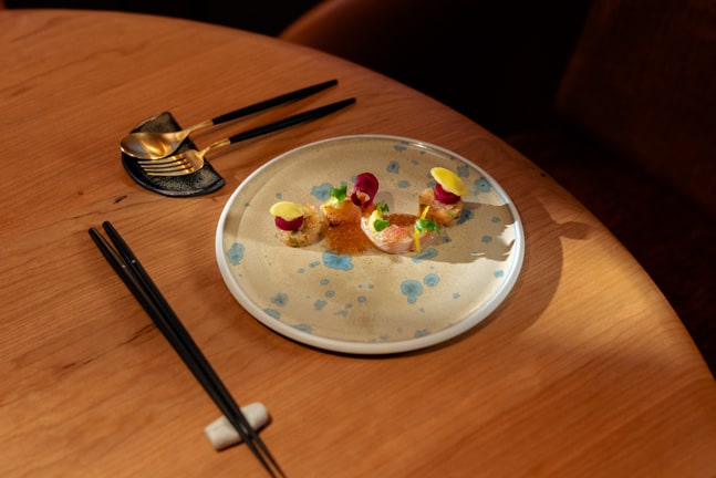 SEEFORELLE_Bete_Yuzu_Wasabi_Tohru-in-der-Schreiberei_2