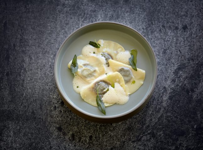 JamesBaron_Birnenravioli-©-Krone-La-Punt-Sylvan-Müller-scaled-e1658308742850
