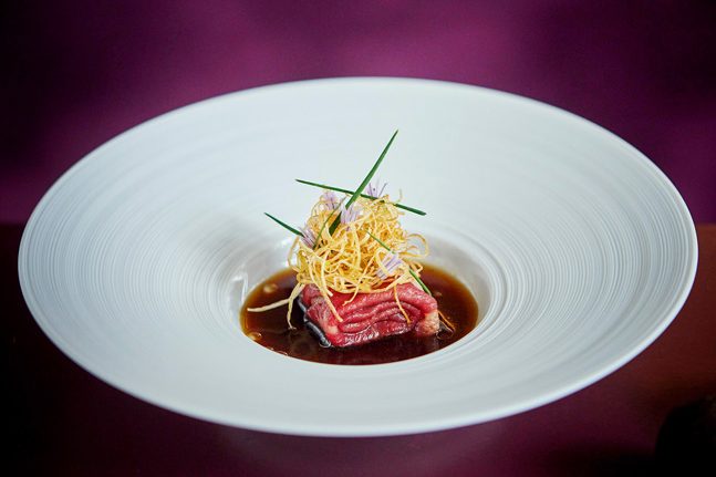 Alois_Dallmayr-Fine-Dining_Rib-Eye-Schwarze-Wintertrüffel-Zwiebel-Consommé-e1664371544839