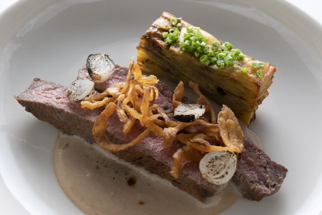 Beiried-Steak-vom-Waldviertler-Rind-mit-Zwiebel-Speck-Erdaepfel-dorfwirt-litschau-c2022-stephanmussil-e1663591049448