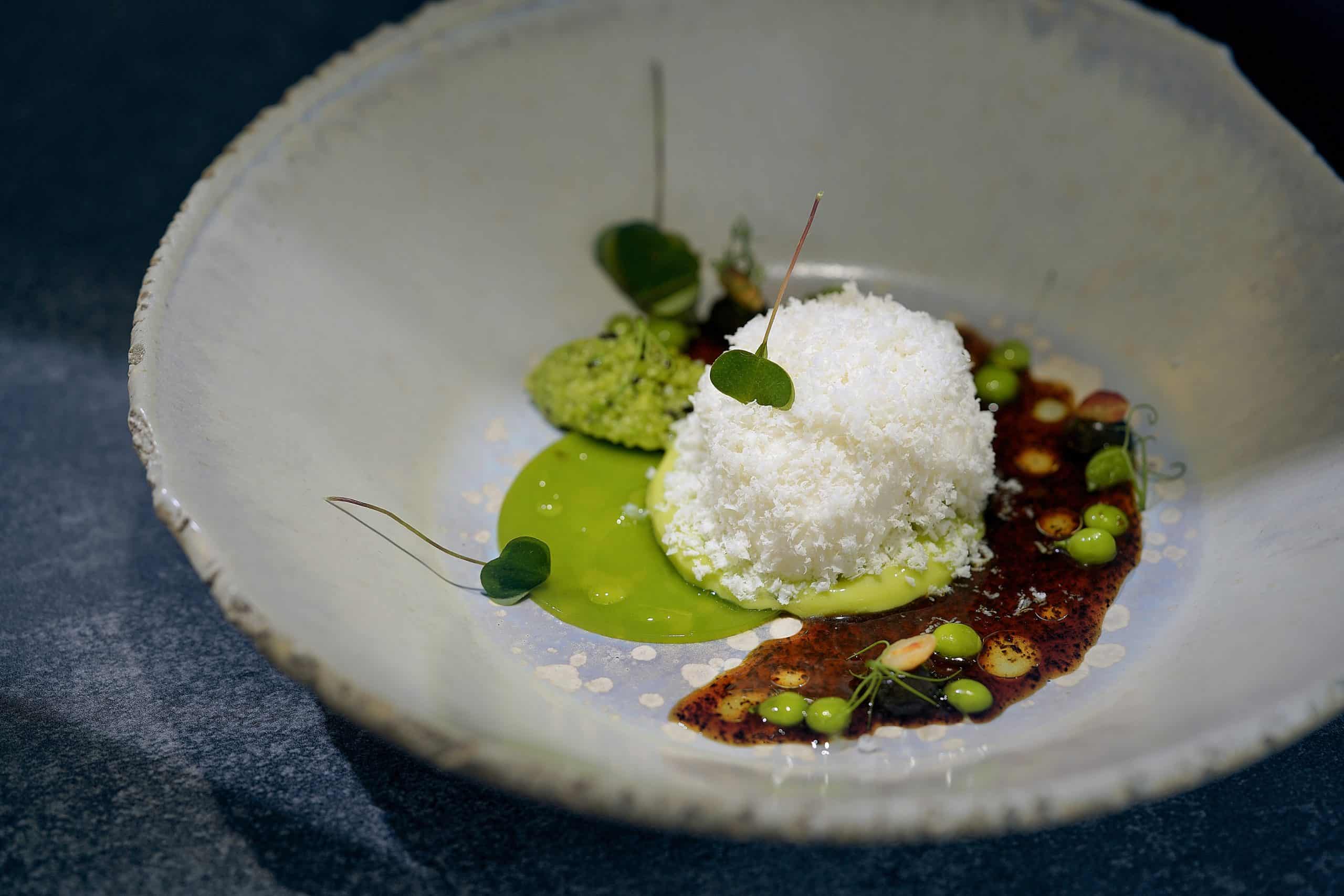 Vendôme_Büffelmilch-Burrata-Mecklenburger-Hiobstränen-Trüffelvinaigrette-und-Borilotto_c_Erik-Chmil-scaled