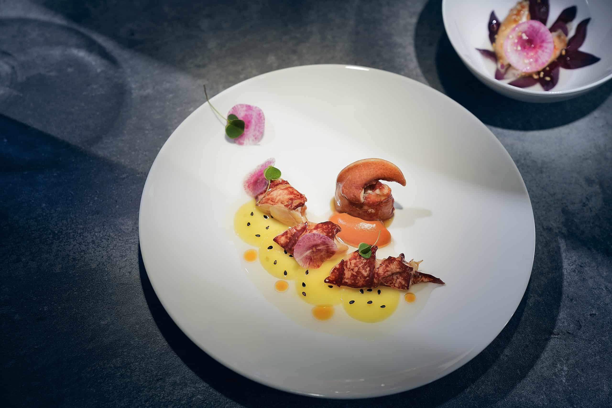 Vendôme_Helgoländer-Hummer-Kamillenblütenvinaigrette-Gelbe-Bete-Kalbskopf-Roter-Amaranth_c_Erik-Chmil-scaled