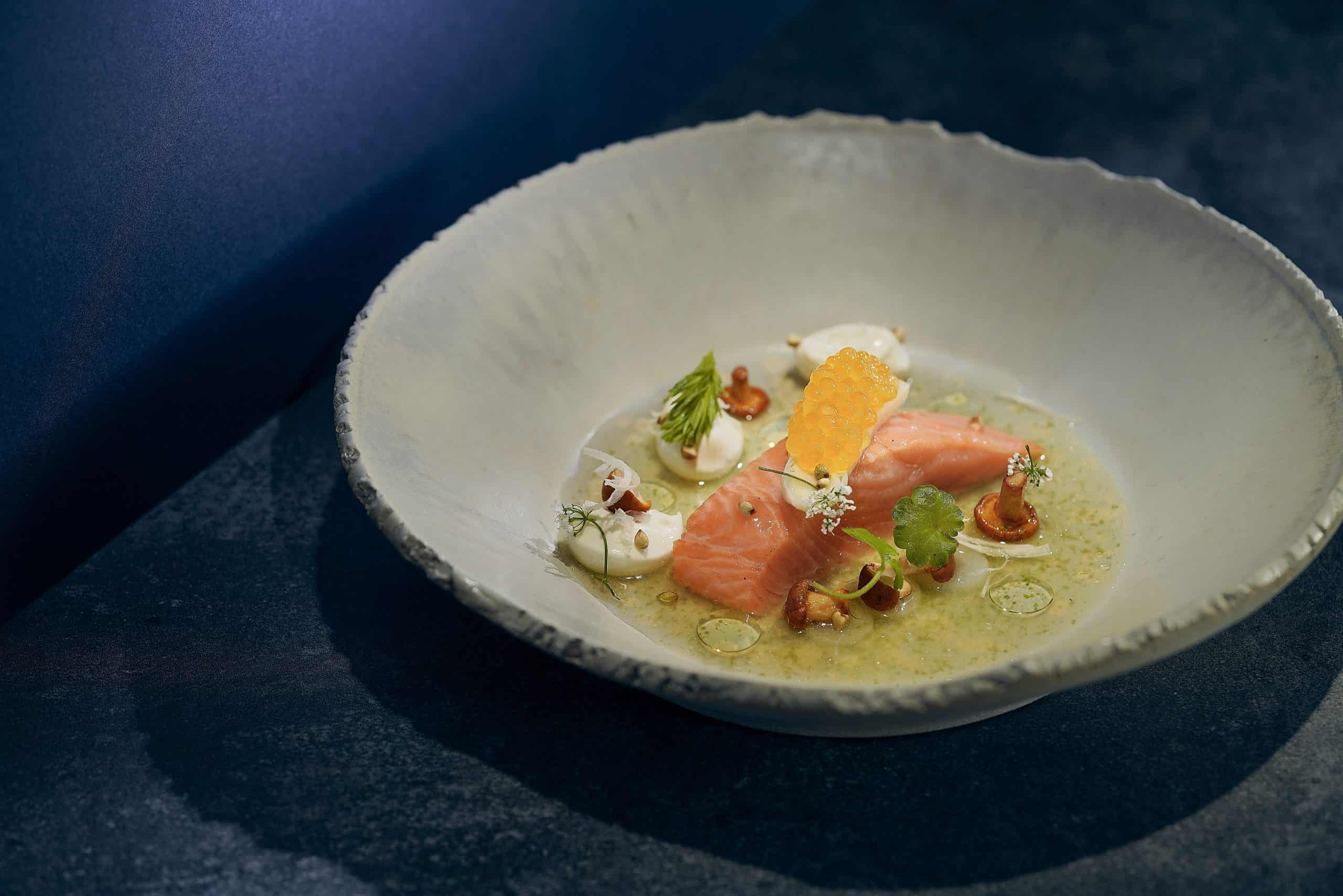 Vendôme_Nikolais-Seeforelle-und-Pfifferling-Garum-gepickelter-Walbecker-Spargel-Meerrettichgnocchi-Tannenwipfel_c_Erik-Chmil-scaled