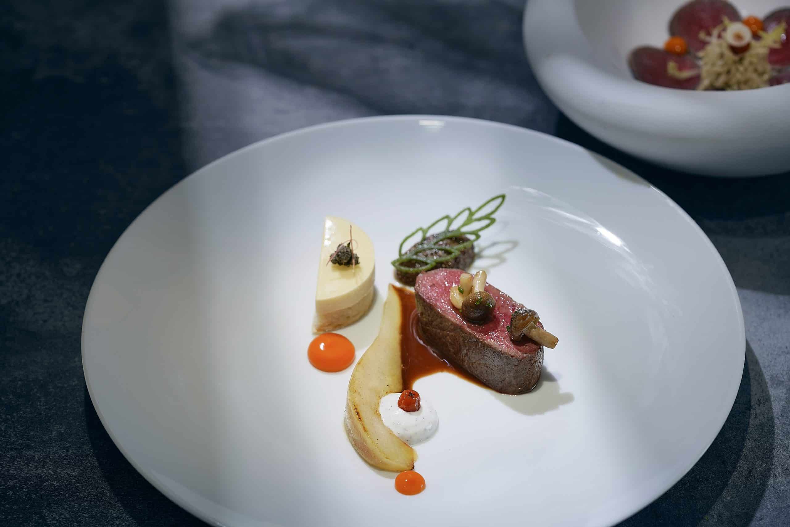 Vendôme_Poltinger-Rehwild-und-Walnuss-Oliventapenade-Blumenkohl-karamellisierte-Birne-und-Sanddorn-Rehnuss-in-Preiselbeerbeize_c_Erik-Chmil-scaled