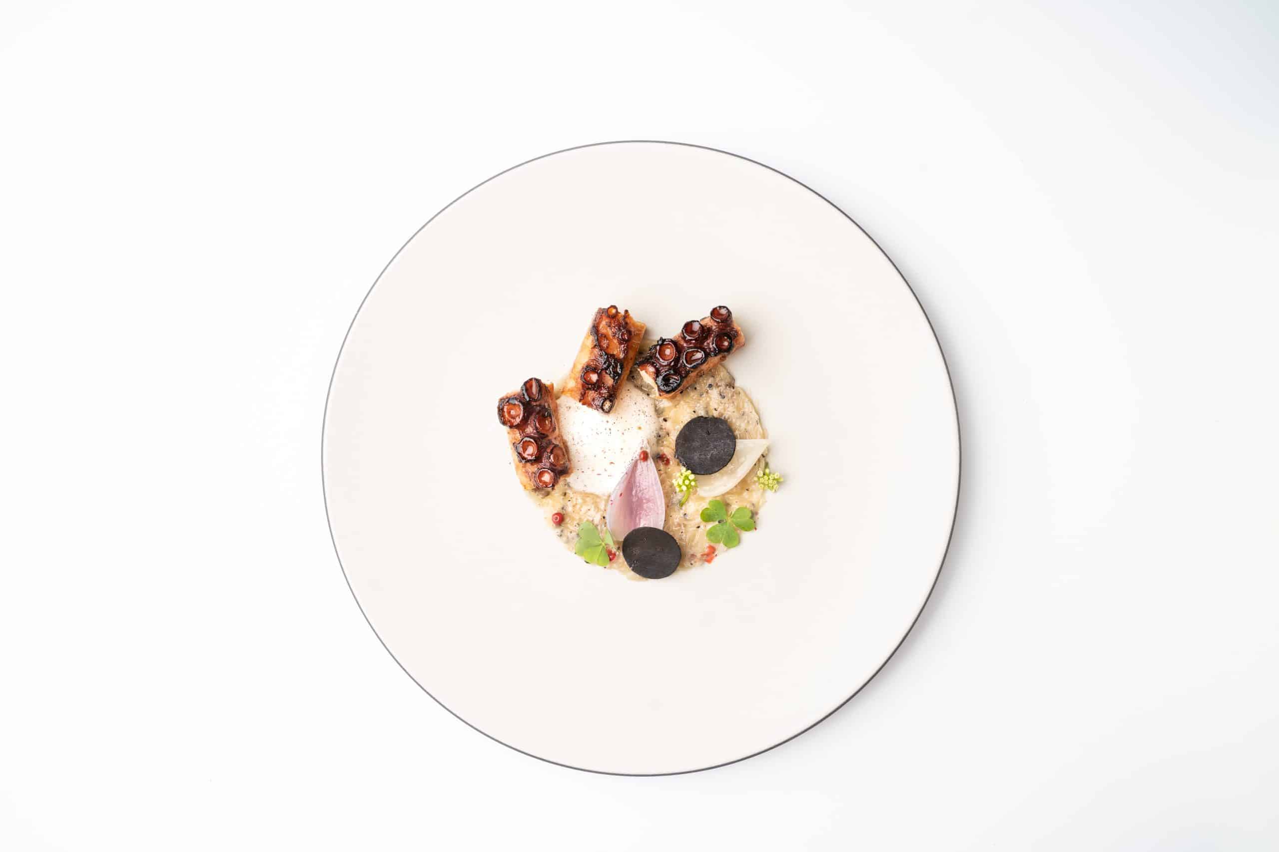 Poulpe-grillé-Oignons-poivre-rose-truffe-noire-St-Geran-aurelielamourphotographe-253-scaled