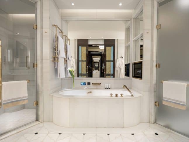 The-Peninsula-Istanbul-Room-Bathroom-scaled-e1668610217390