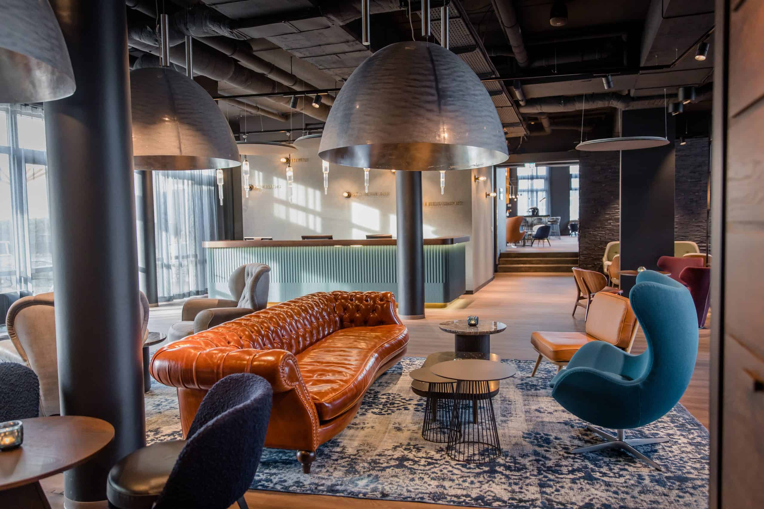 04-Reception-13-141222_MotelOne-Stuttgart-4044-scaled