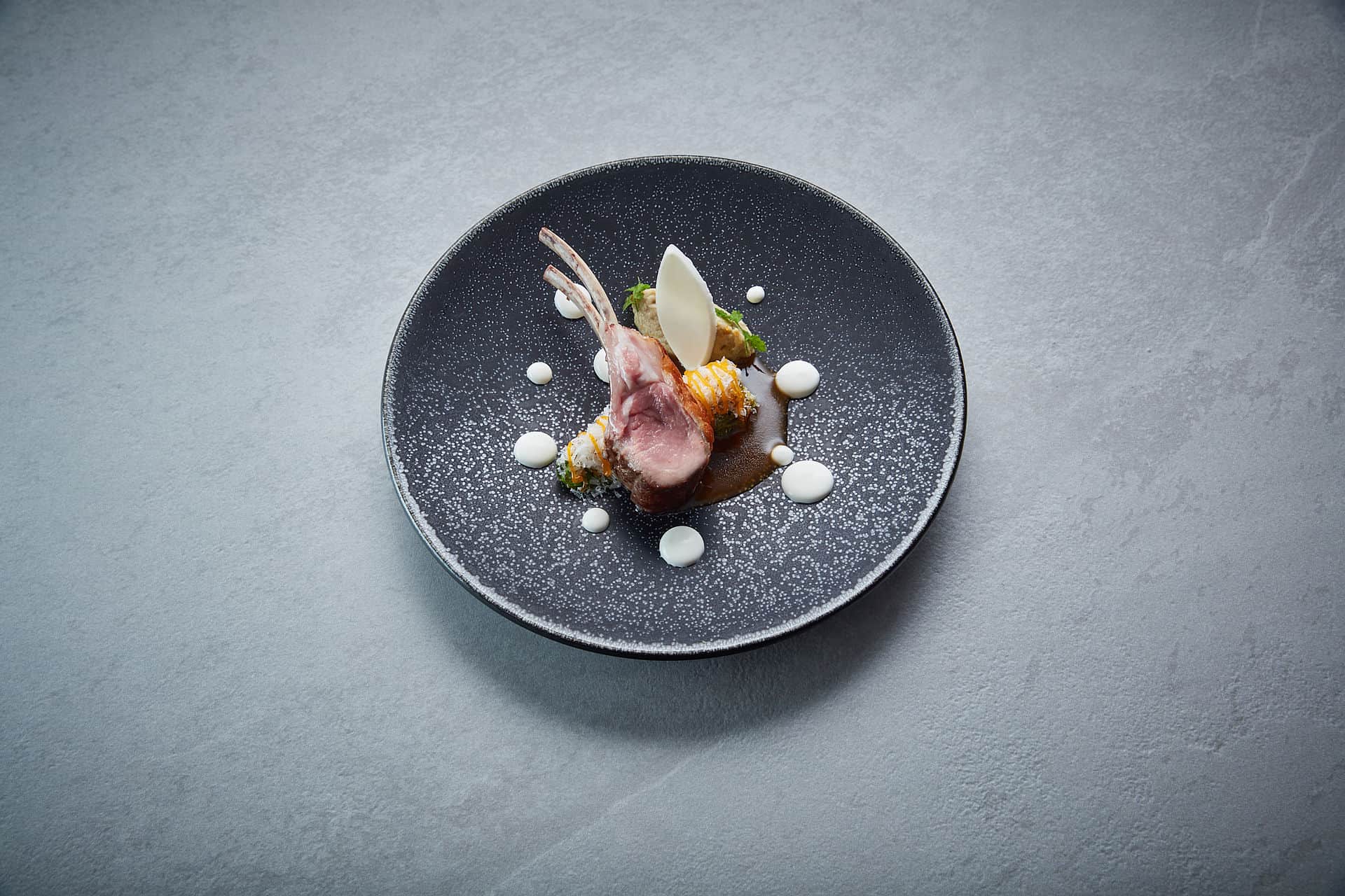 Lammkarree-–-Salatherzen-–-Pistazie-–-Aubergine-–-Joghurt_Erlantz_Gorostiza_HP_3_05_d1dcfcb381