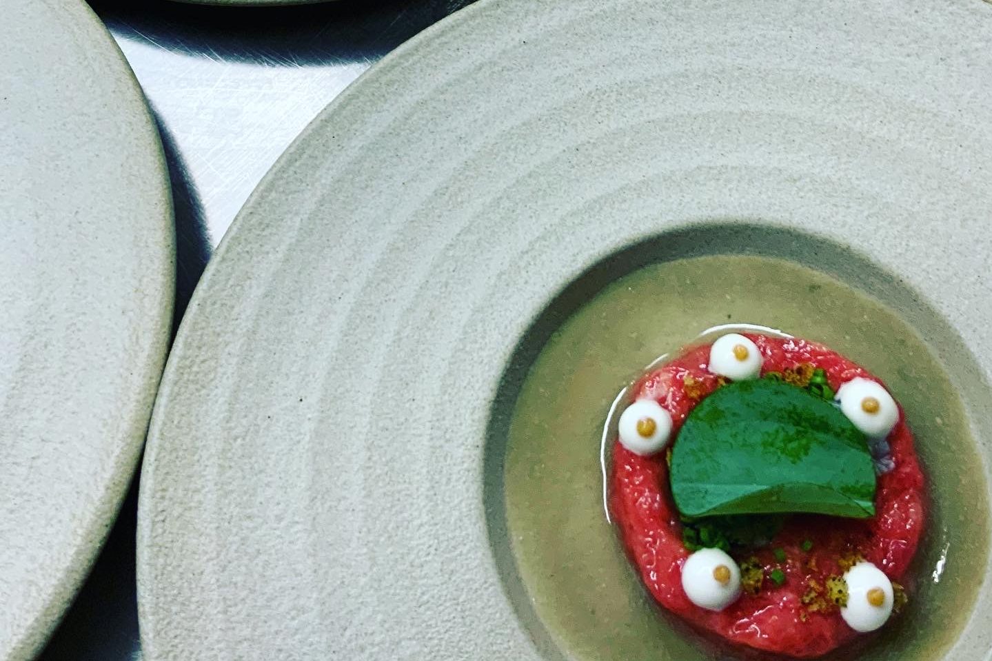 Tatare_vom_Korsischem_Kalb_Camarge-Auster_-Joghurt-2-e1681398743112