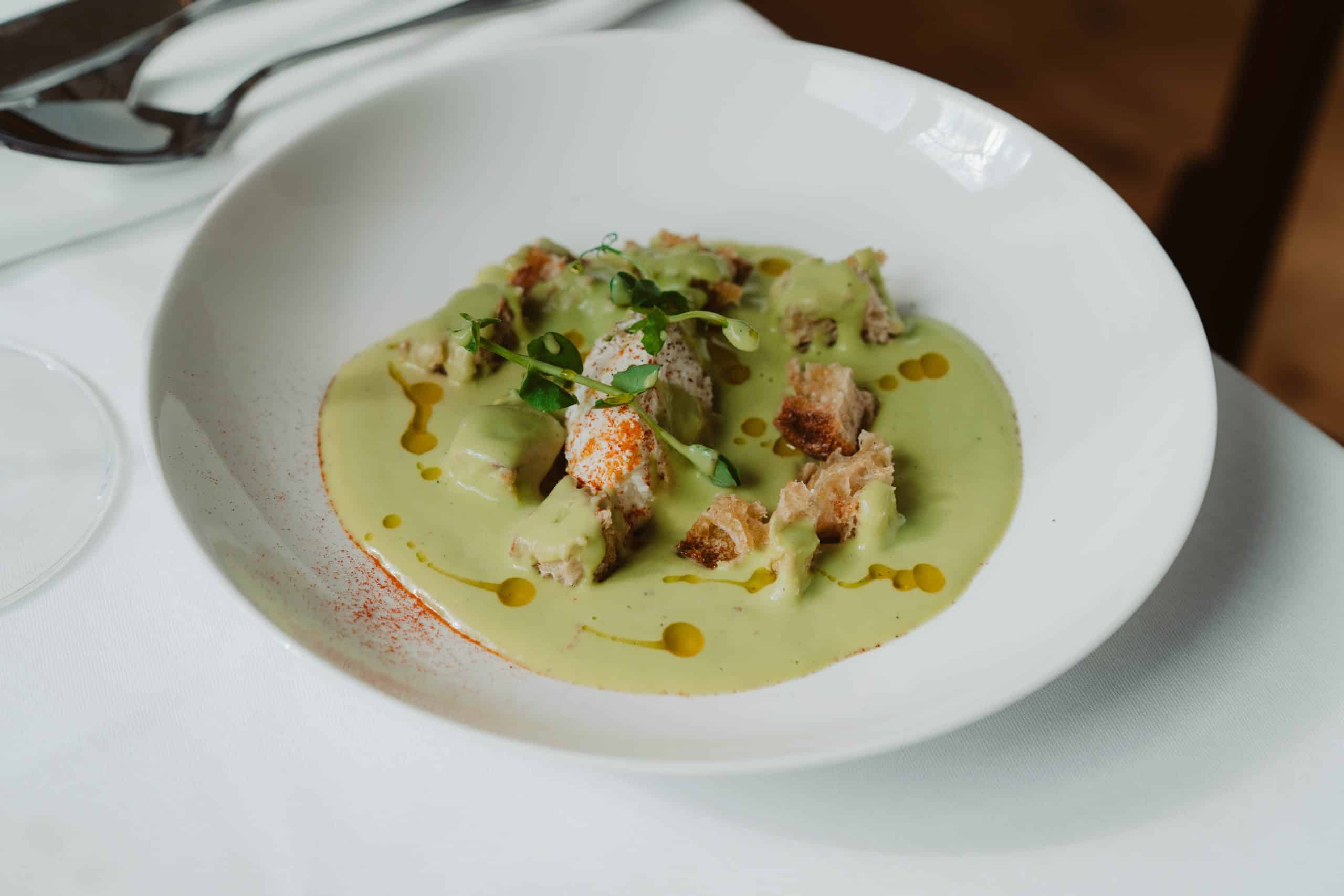 Crèmesuppe-aus-geeisten-Erbsen©-Florian-Kroll-Restaurant-MASTAN-23-scaled