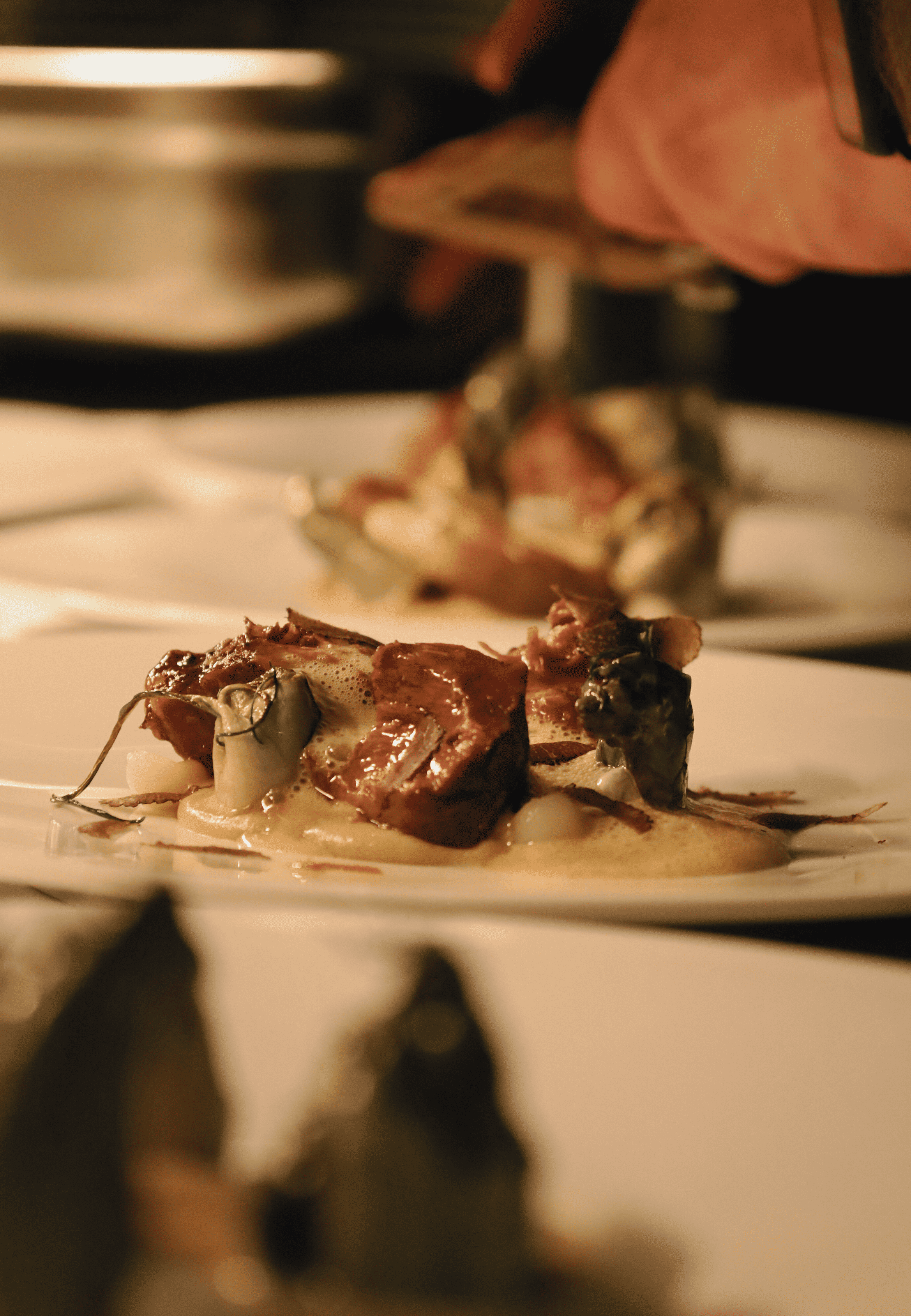 Hauptgang-Geschmorte-Höruper-Schweinebäckchen-Puntarelle-Tobinambur-schwarzer-Trüffel-von-Quirin-Brundobler©Christina-Hertrich