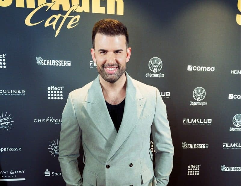 Opening-Schlager-Cafe_Jay_Khan.jpg-e1744715436543