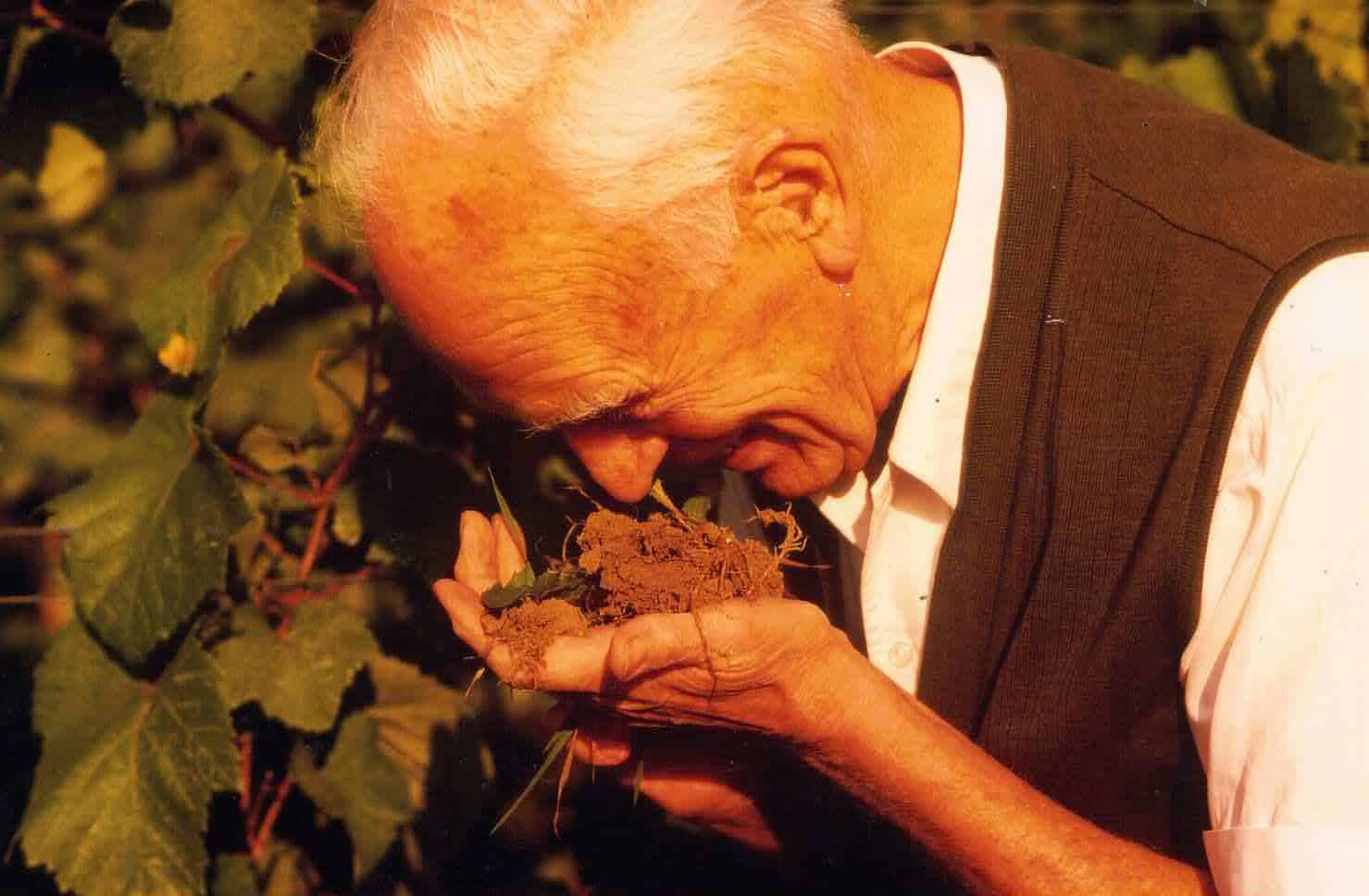 Ottoheinrich-riecht-an-Erde