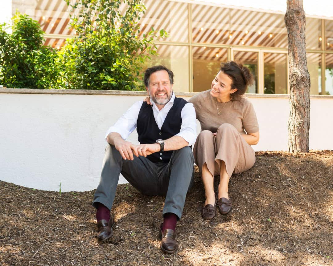 20_Portrait-Astrid-und-Florian-Weitzer_vor-der-Terr.-mit-Schirmpinien_quer_c-Florian-Weitzer-Hotels-Restaurants