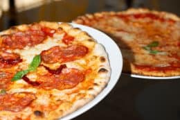 4b_Pizza-SALAME-PICCANTE-E-NDUJA-und-MARGHERITA_Grazie-Roma_001_c-Florian-Weitzer-Hotels-Restaurants-260x173