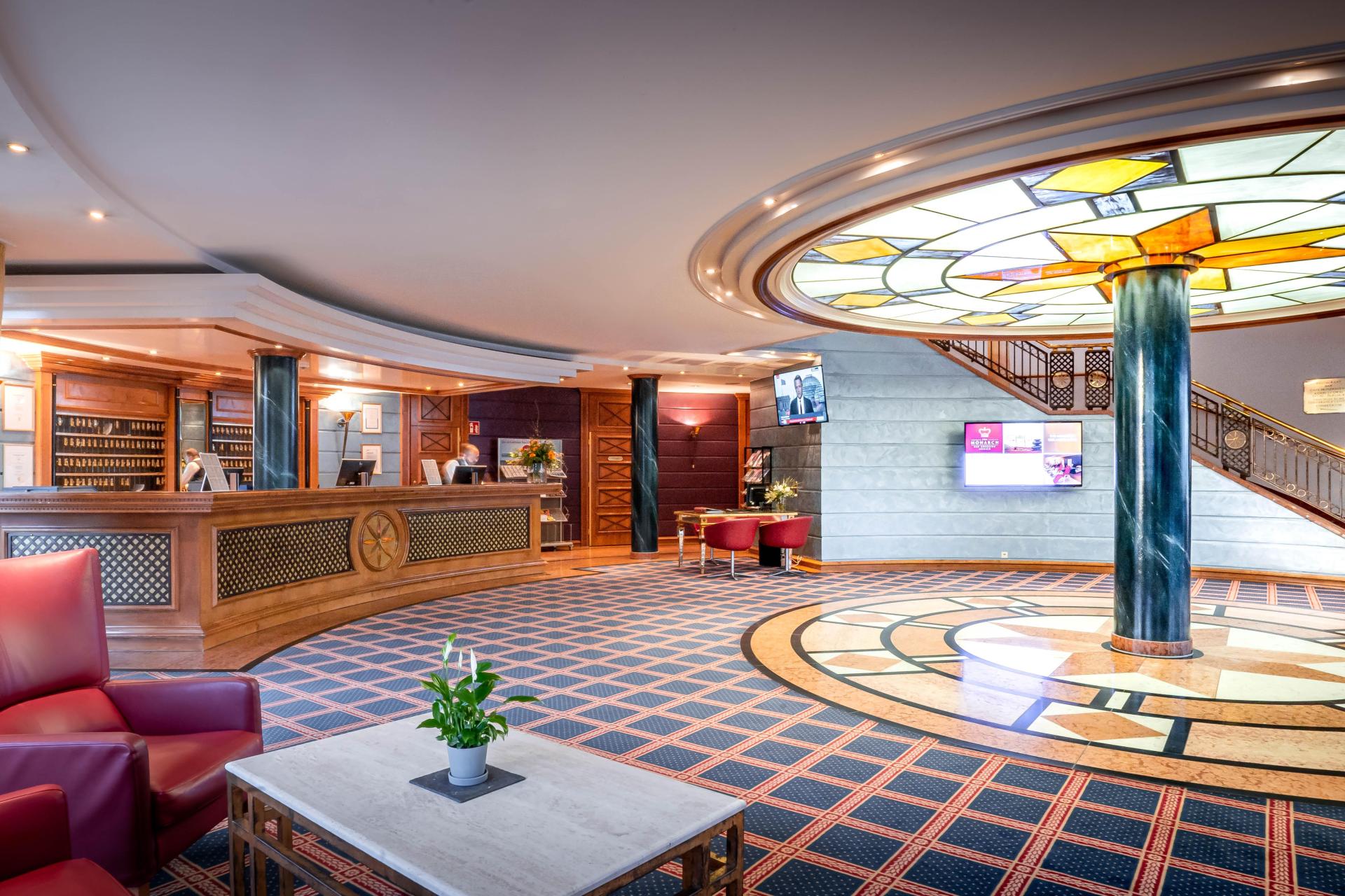 bad gögging - the monarch hotel