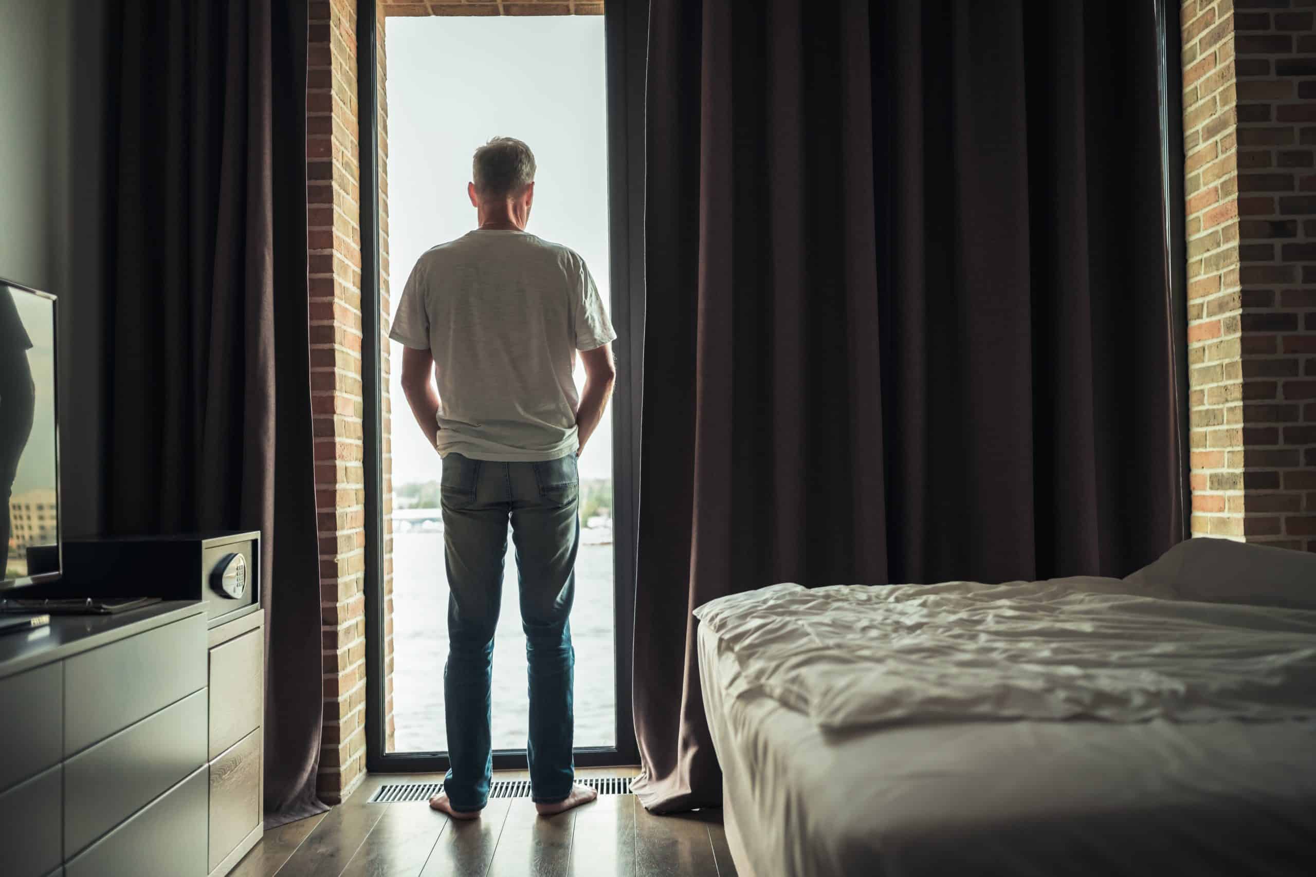 Mann in Hotelzimmer (c) Shutterstock