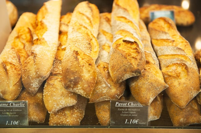 Traditionelle französische Baguettes in der Auslage einer Bäckerei