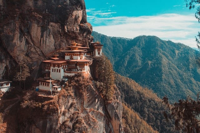touristen-eintritt-aaron-santelices-bhutan-unsplash-1