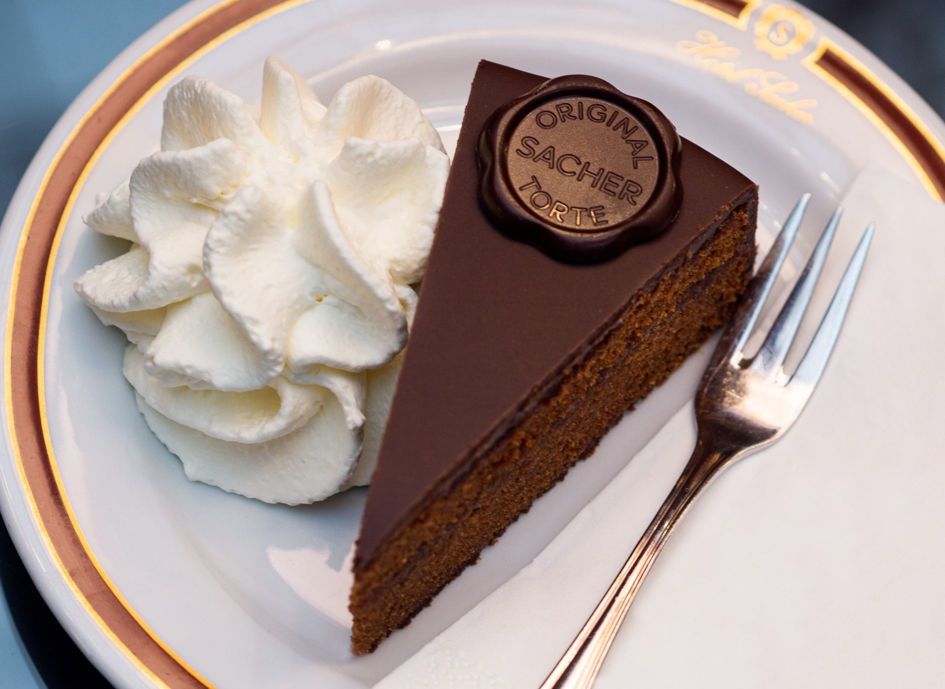 original-sacher-torte-c-hotel-sacher_02-2-scaled-1920x9999-1-e1736929123191