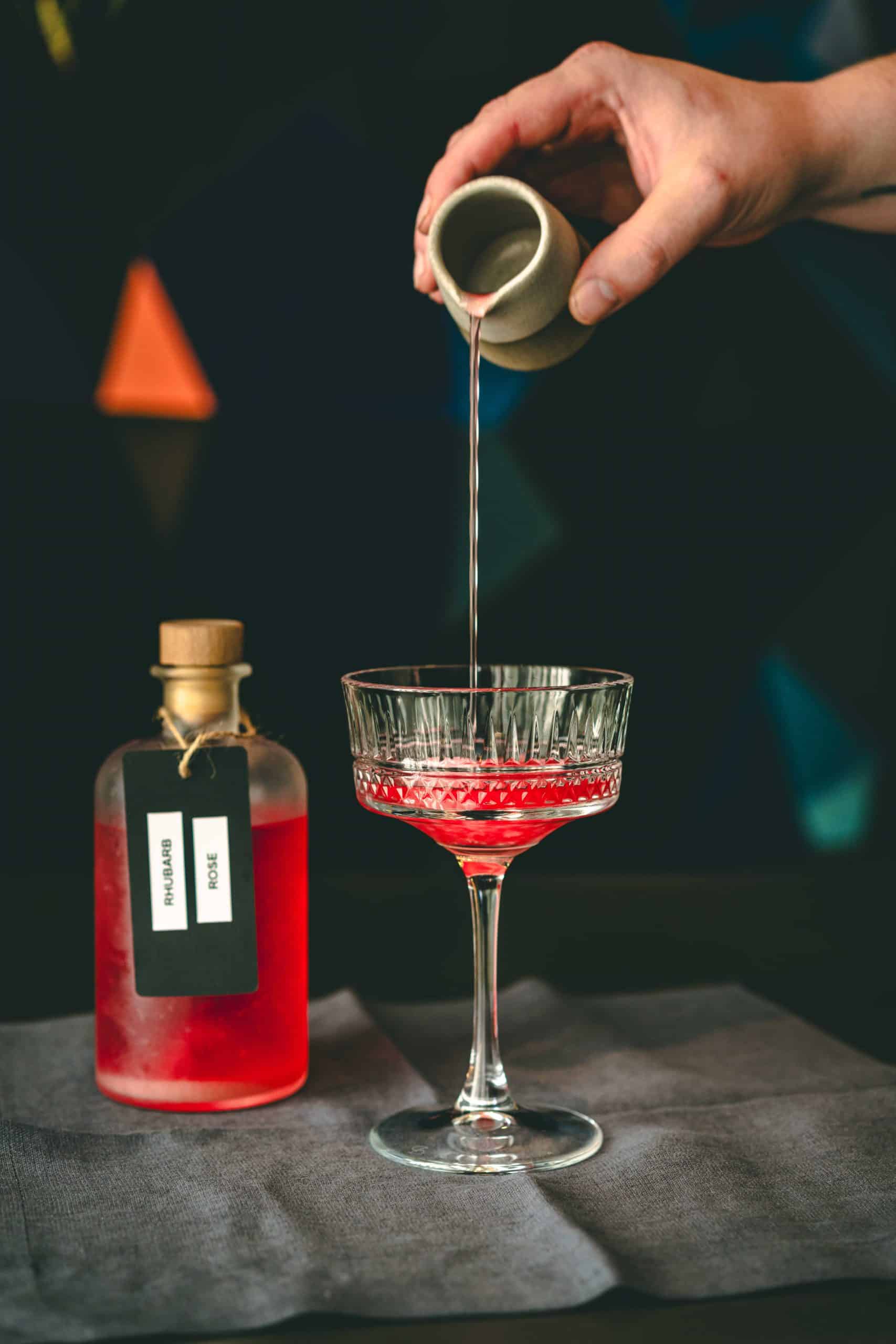 2023-07-Rutz-alkoholfreie-Begleitung-Rhabarber-Rose-1-©-Pia-Negri-scaled
