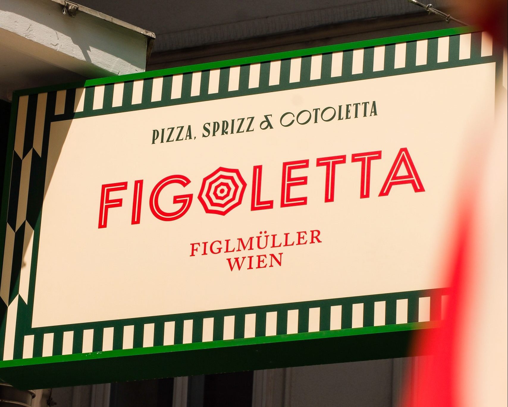 Schriftzug und Tafel der Wiener Neueröffnung "Figoletta" sind in den italienischen Landesfarben gehalten und erinnern an einen Italien-Urlaub
