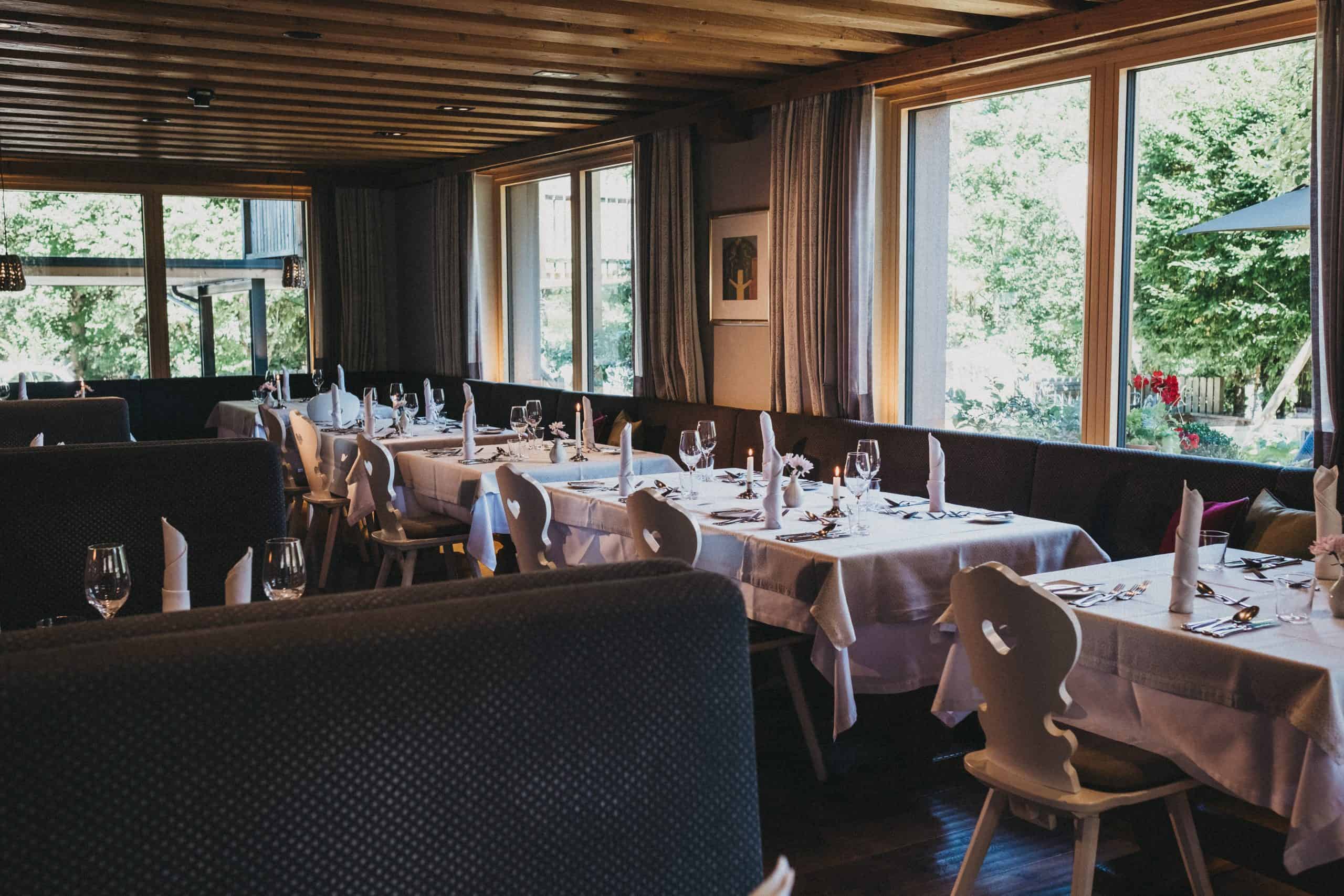 Restaurant_gedeckter_Tisch13_c_biohotel-rupertus-leogang_DSF8483_FotoHeldentheather-scaled