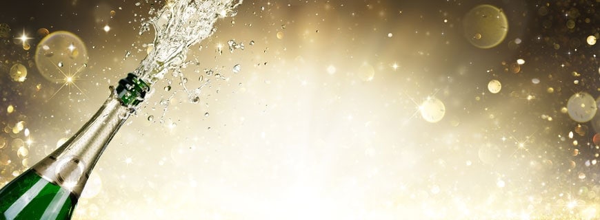 Eine Flasche Champagner wird geöffnet und das teure Getränk sprudelt aus dem Flaschenhals