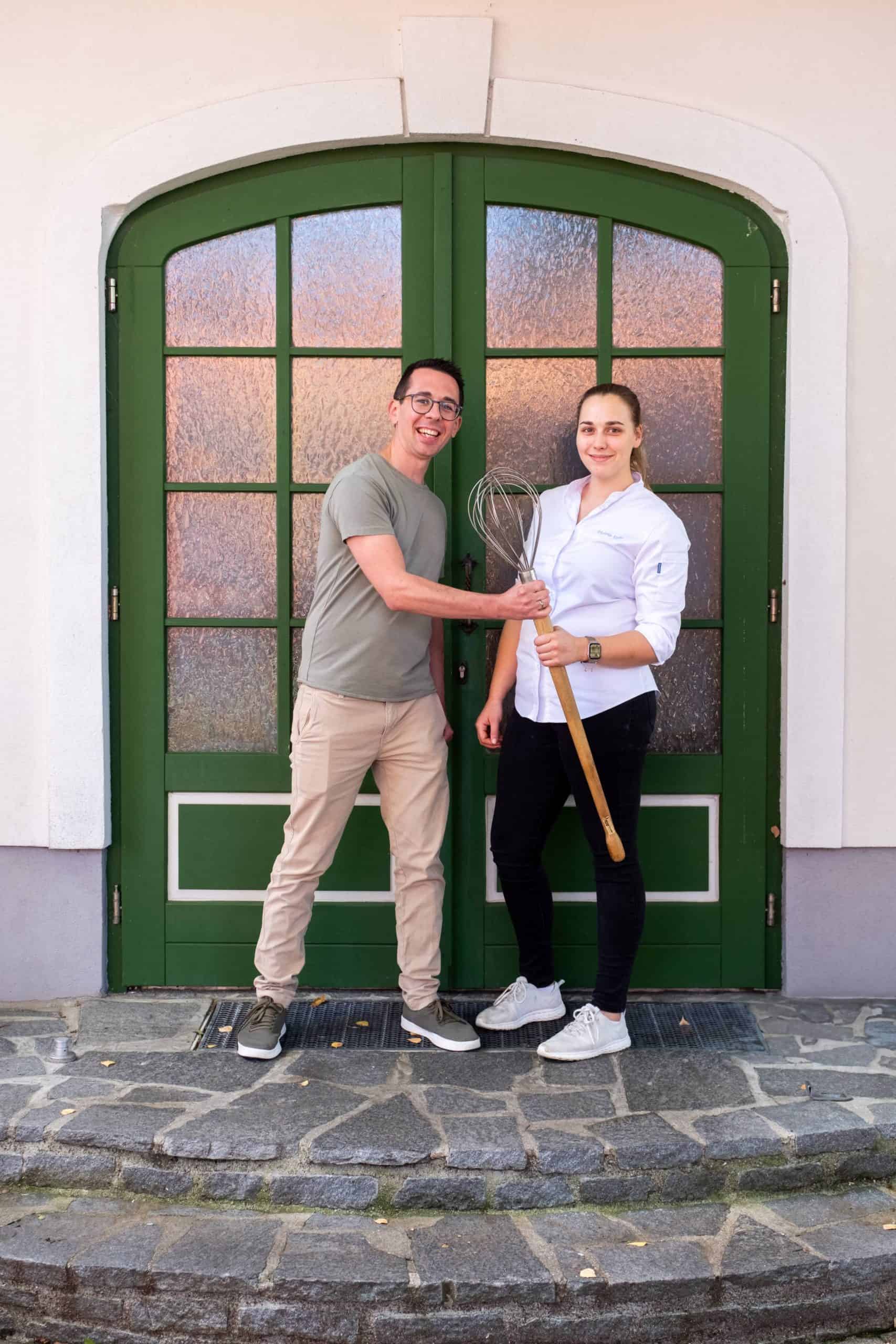 "Staffelübergabe an Victoria Kuben durch Klaus Hölzl" symbolisch dargestellt | Foto: Franz Kuben