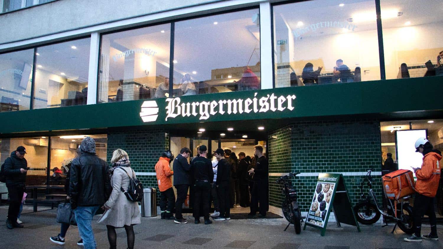 Die Menschen stehen oft Schlange bei Burgermeister