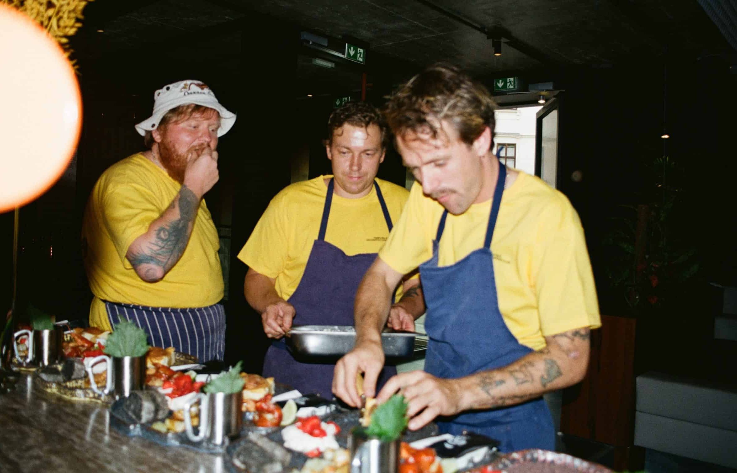 Die Healthy Boy Band im Matching Minion Outfit