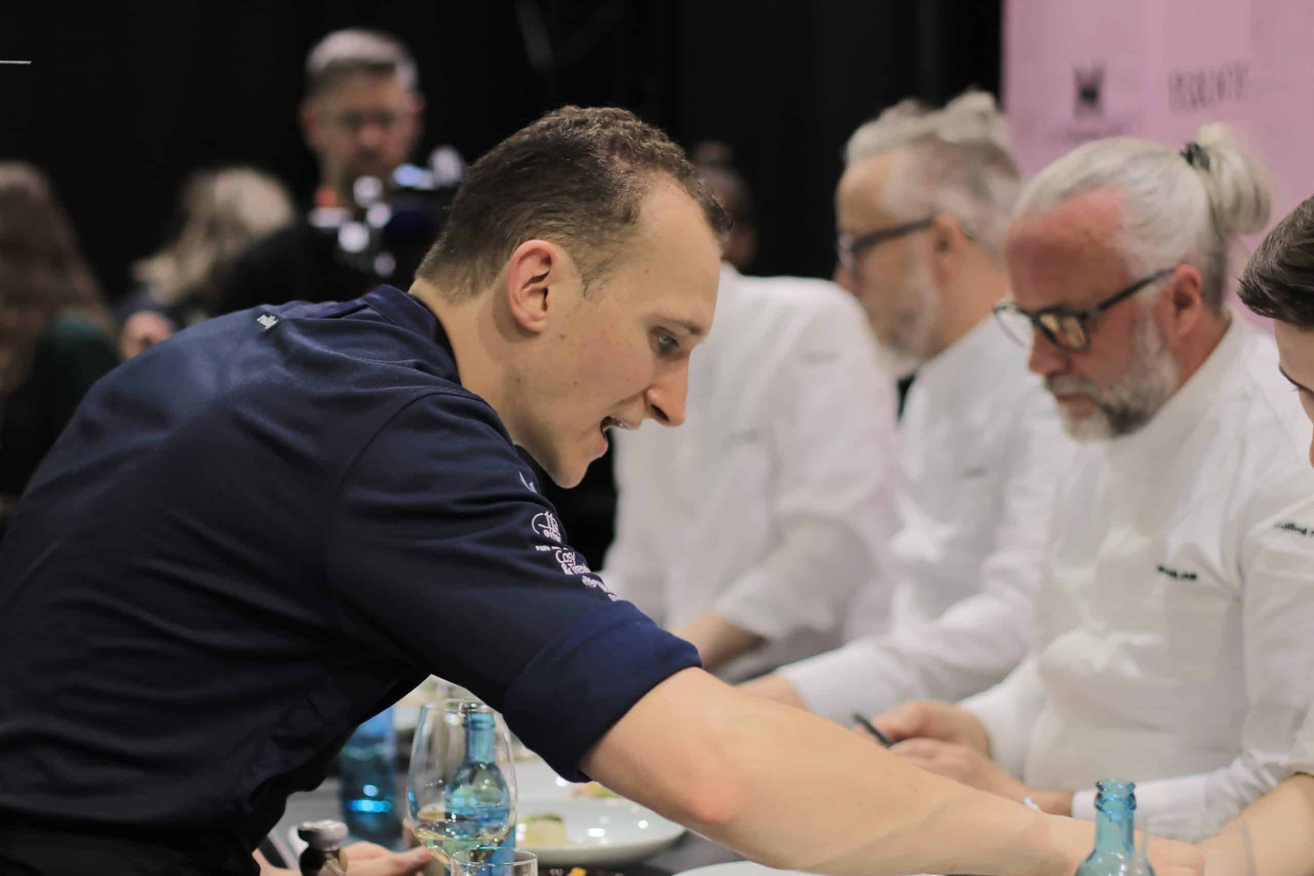 Christoph Fürnschuß beim Servieren und Erklären seines Gangs