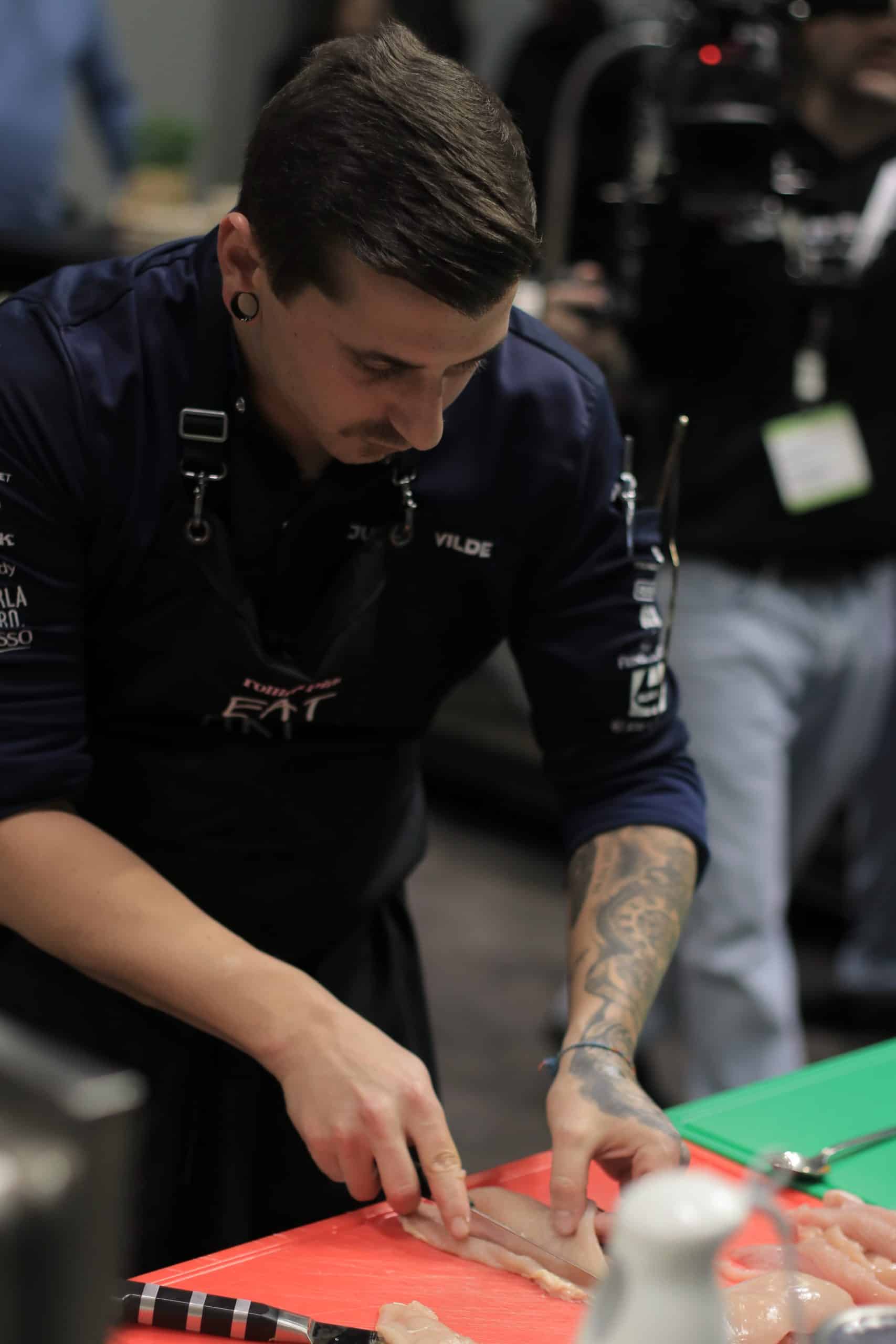 Marco beim Vorbereiten des Schwarzfederhuhns 