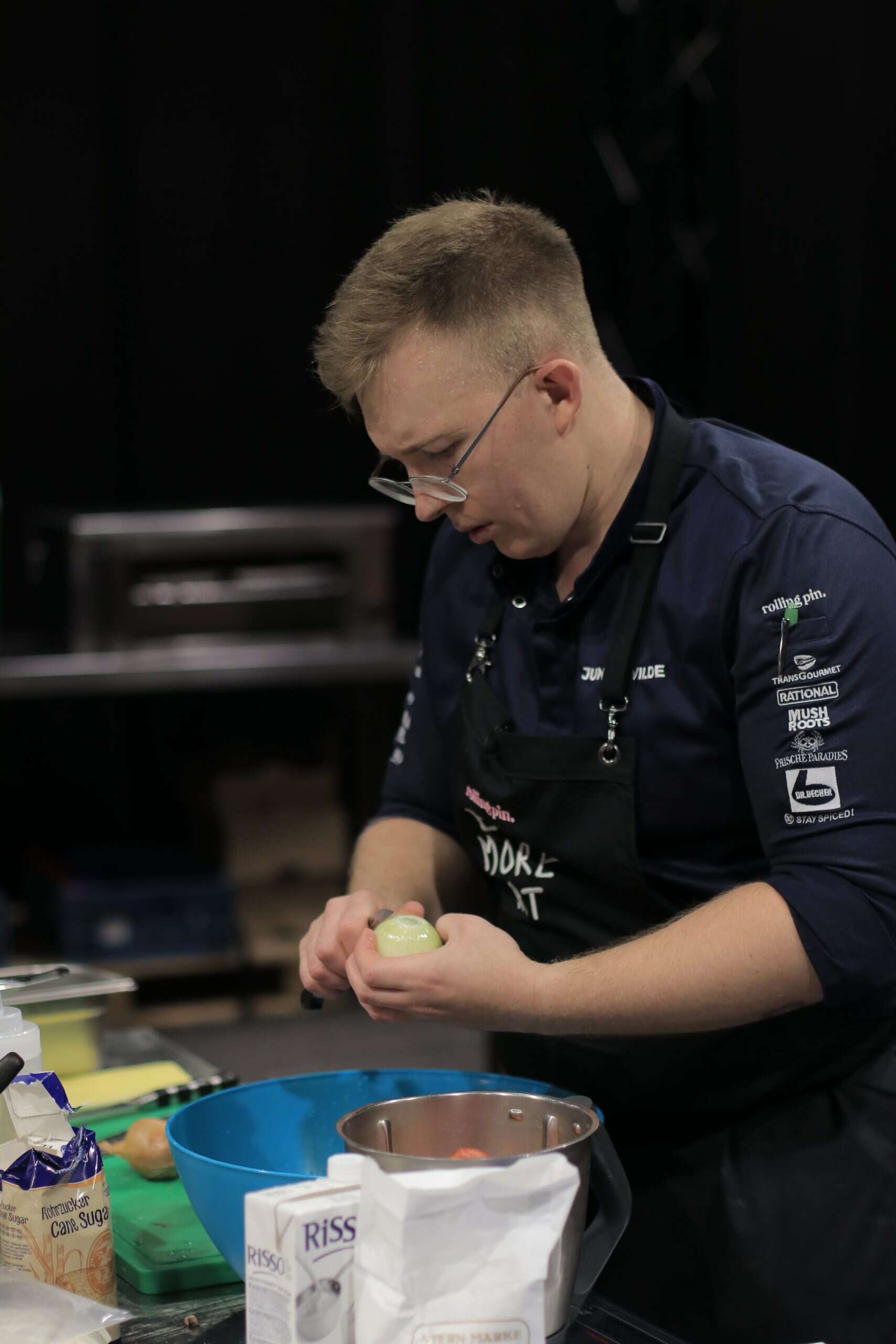 Moritz beim Vorbereiten