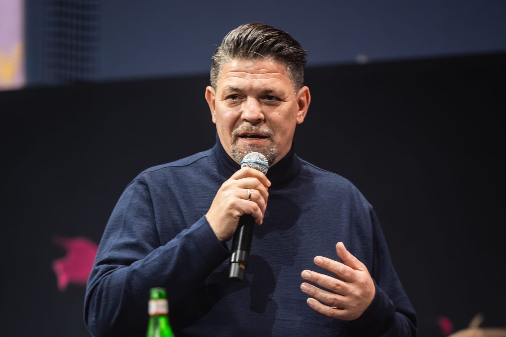 Tim Mälzer auf der Bühne der Rolling Pin.Convention 2025