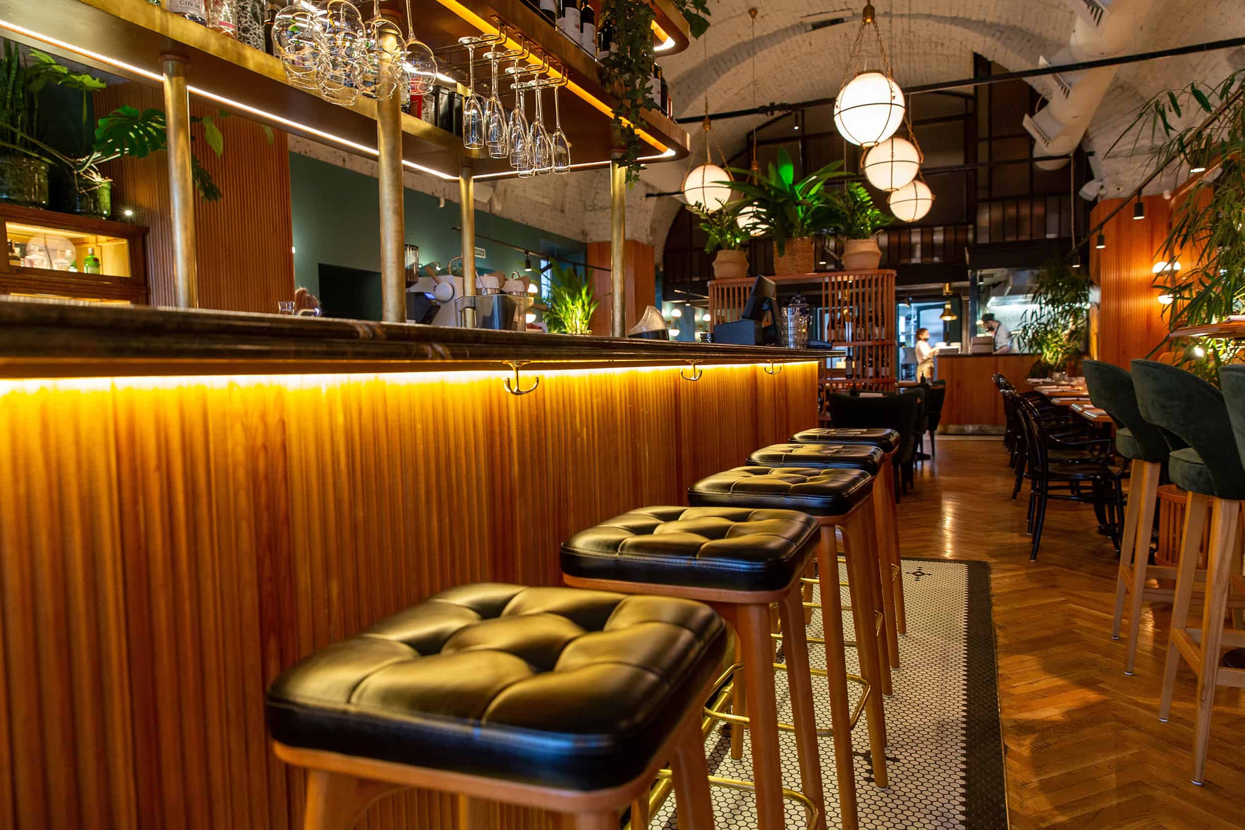 Die Bar ist ein guter Ort, um allein essen zu gehen, aber nicht völlig abgeschottet zu sein | Foto: Shutterstock