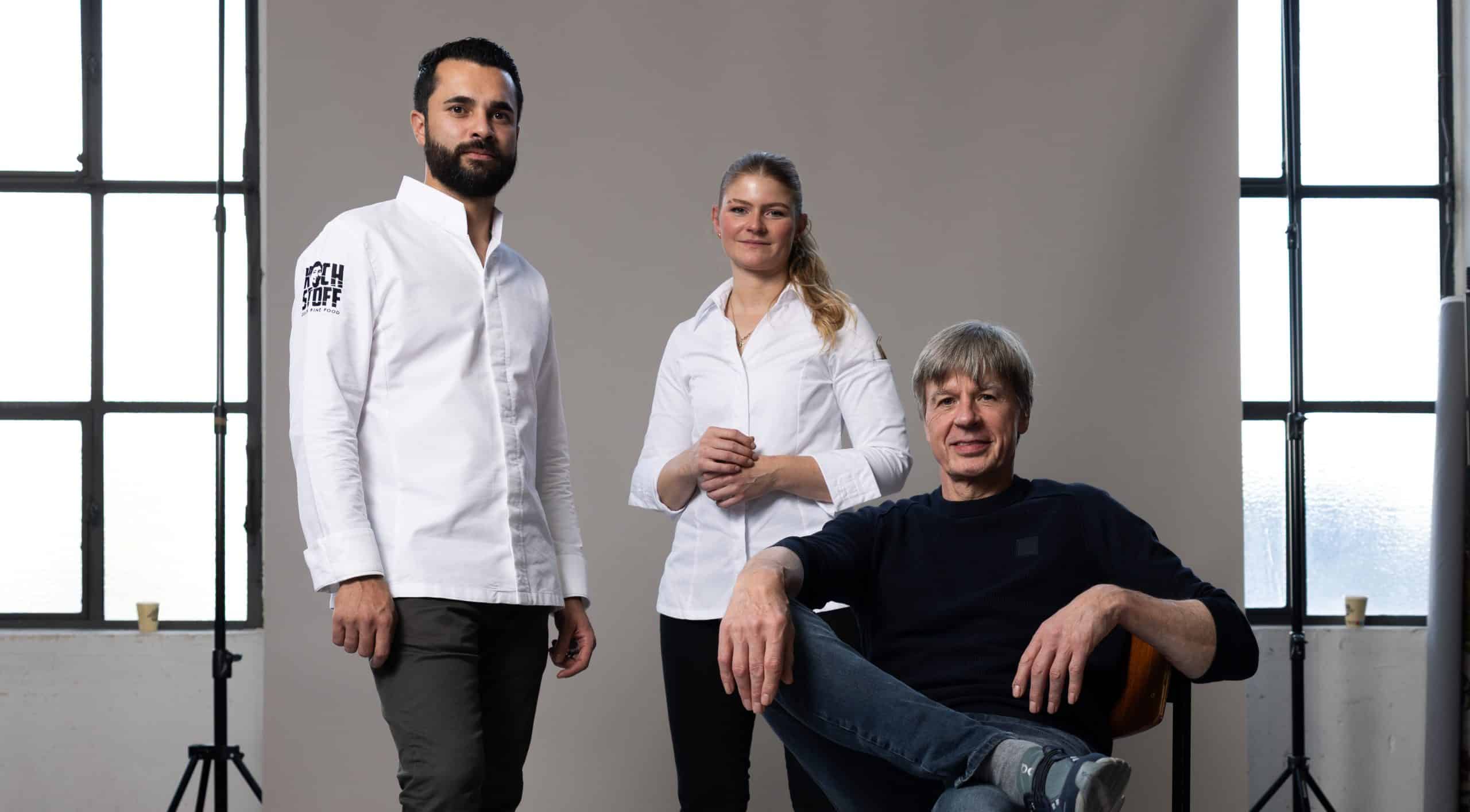 Dennis Kuckuck und Larissa Metz in weiß und Joachim Wissler in schwarz