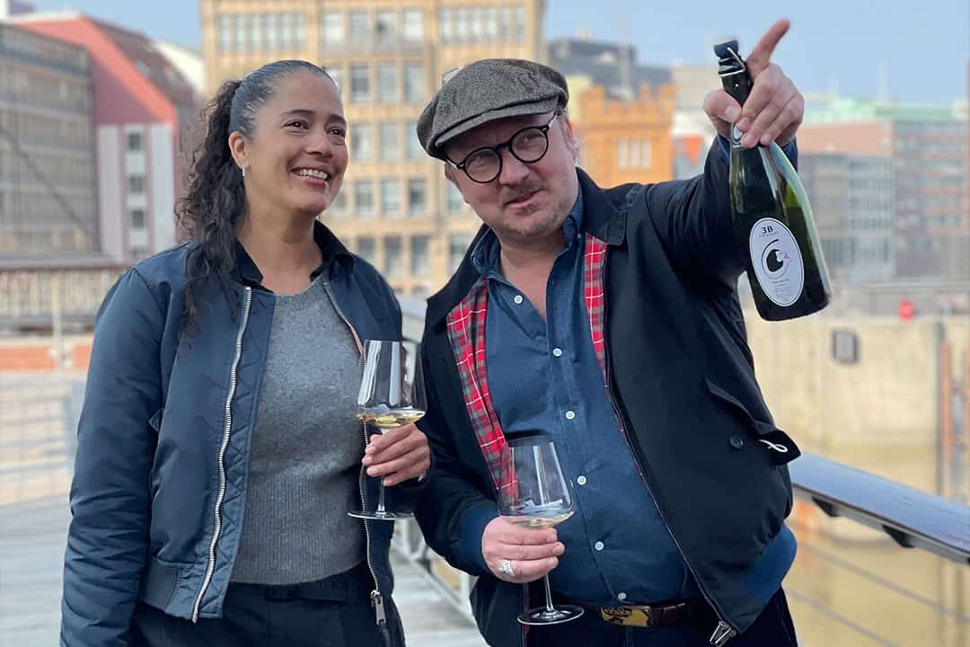 Da geht’s lang. Oberwalinautin Bianca & Master Sommelier Hendrik ... kuratieren das spannendste Weinabo des Universums.