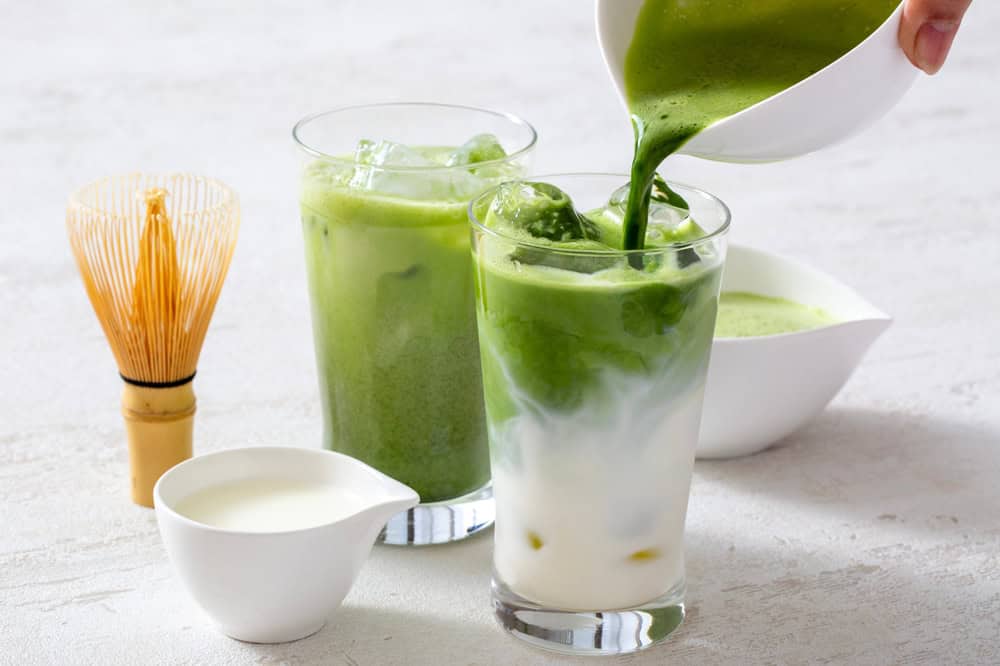 Matcha-Tee wird mit Milch und Eis zubereitet