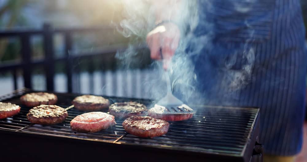 Burgerpatties werden auf einem Grill gebraten