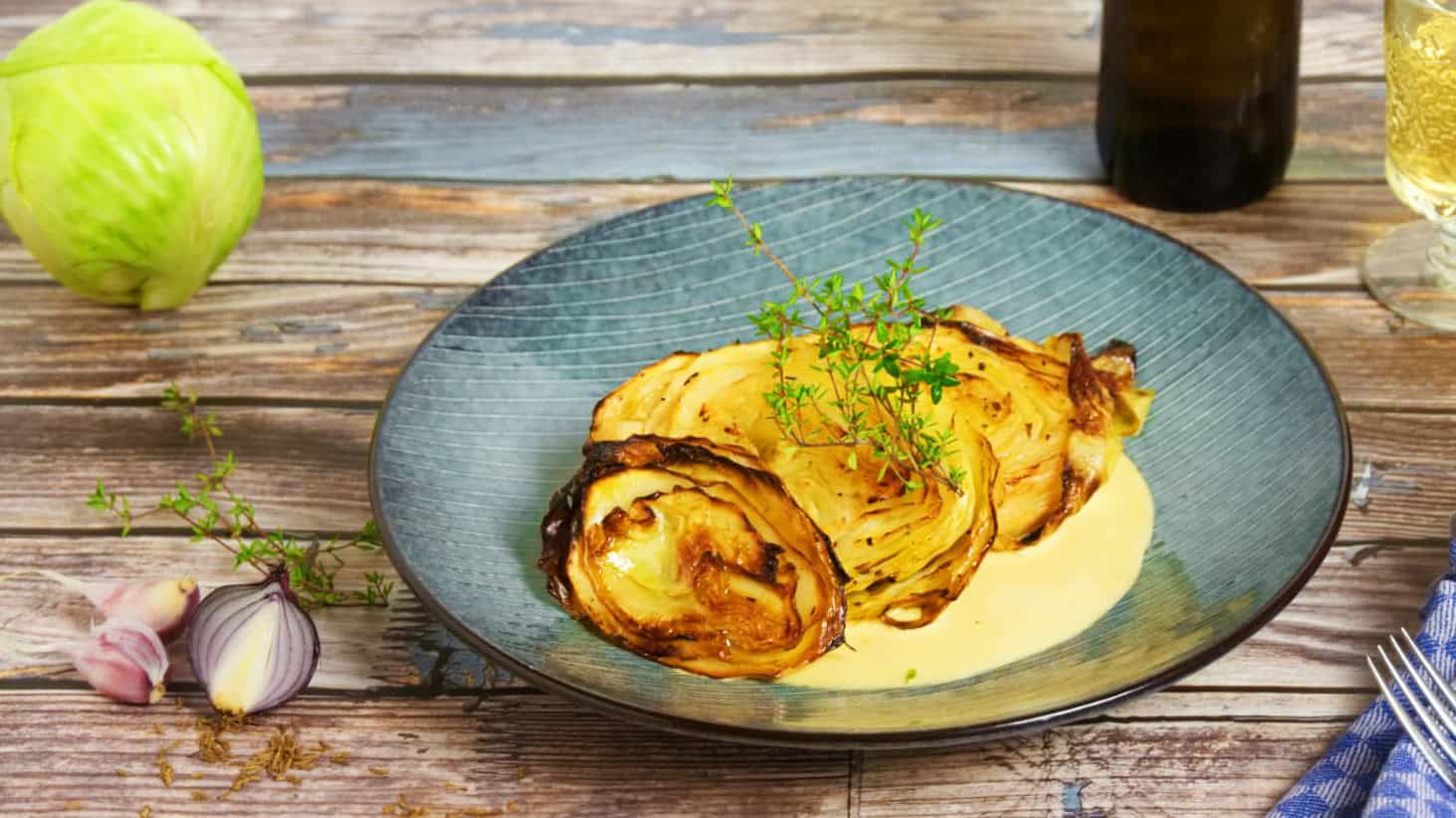 Weißkohl Steak auf blauem Teller