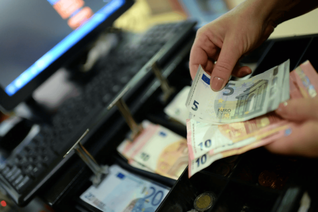 Bild von offener Registrierkasse mit Euros